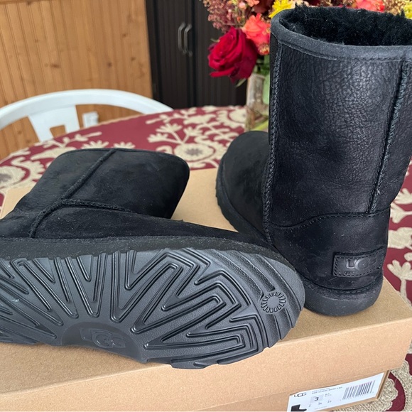 NWT NIB UGG Unisex Child Classic Short II Waterproof kids size 3 (black) - Picture 8 of 12